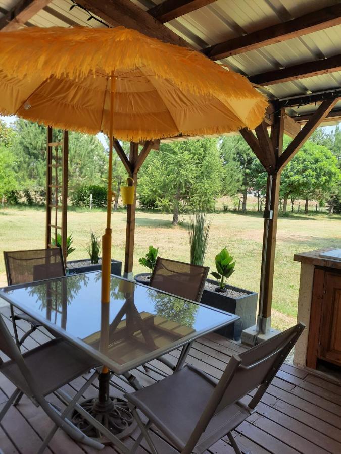 Mobil Sur Grand Terrain Cloture Et Arbore Campsite *