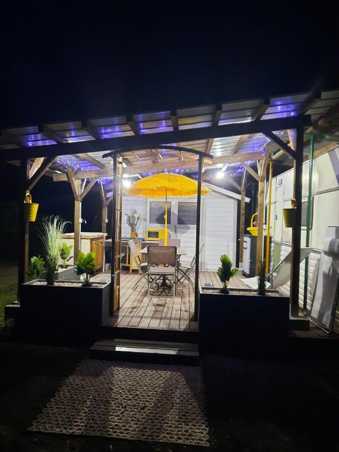 Campsite Mobil Sur Grand Terrain Cloture Et Arbore